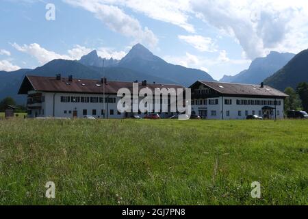 Berchtesgaden, Deutschland - 10. August 2021: Was vom Reichskanzler auf dem Obersalzberg übrig bleibt. Adler-Symbol an der Wand. Sonniger Sommertag Stockfoto