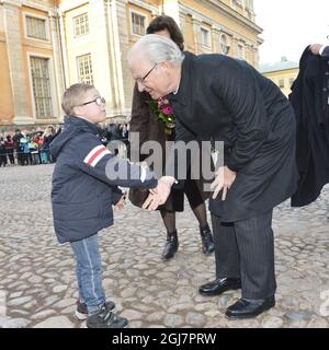 KALMAR 2013-03-05 Königin Silvia schaut zu, während König Carl Gustaf am 5. März 2013 in Kalmar Schweden Kinder begrüßt. Das Königspaar besucht die Stadt anlässlich des 40-jährigen Monarchen-Jubiläums auf dem Thron. Foto: Jonas EkstrÃ¶mer / SCANPIX / Kod 10030 Stockfoto