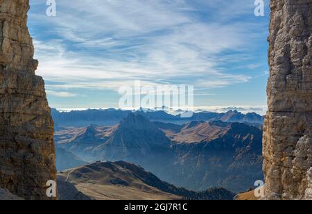 Blick über den Pordoi-Pass Richtung Süden von der Sellagruppe (Gruppo del Sella) in den dolomiten. Teil des UNESCO-Weltkulturerbes. Stockfoto