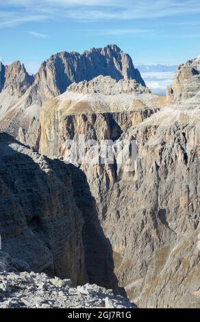 Blick Richtung Langkofel (Langkofel) über das Lasstal. Sella-Gebirge (Gruppo del Sella) in den dolomiten. Teil des UNESCO-Weltkulturerbes Stockfoto