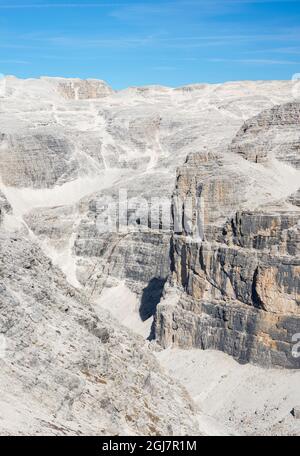 Blick über die Hochebene in den Valon del Fos. Sella-Gebirge (Gruppo del Sella) in den dolomiten. Teil des UNESCO-Weltkulturerbes. Stockfoto