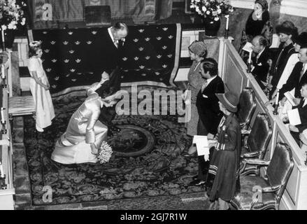 DATEI 1976-12.07 Prinz Bertil und seine Frau Prinzessin Lilian sahen Curtsey für das königliche Paar auf ihrer Hochzeit in der Drottninghooms Palace Chapel 7. Dezember 1976 . Sie wurden gerade vom Erzbischof Olof Sundby zum Ehemann und zur Ehefrau erklärt. Prinzessin Lilian, 1915 als Lillian May Davies in Swansea, Wales geboren, starb am 10. März 2013, Im Alter von 97 Jahren. Foto: Jan CollsiÃ¶Ã¶ / SCANPIX / Kod: 1001 Stockfoto