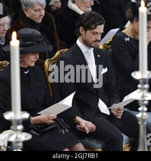 STOCKHOLM 2013-03-16 Königin Silvia und Prinz Carl Philip halten sich bei der Beerdigung der Königlichen Hoheit Prinzessin Lilian, die am Samstag, den 16. März 2013 in der Königlichen Kapelle im Königlichen Palast von Stockholm stattfand, die Hände. Foto anders Wiklund / SCANPIX / Kod 10040 Stockfoto