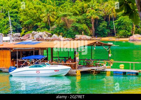 Ilha Grande Brasilien 23. November 2020 Amazing Mangrove Strand und Pouso Strand mit Schwimmbad Restaurant und Boote große tropische Insel Ilha Grande Brasilien. Stockfoto