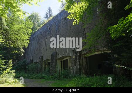 Berchtesgaden, Deutschland - 10. August 2021: Was vom Koksbunker im Obersalzberg übrig ist. Ansicht der Lagerkammern. Stockfoto