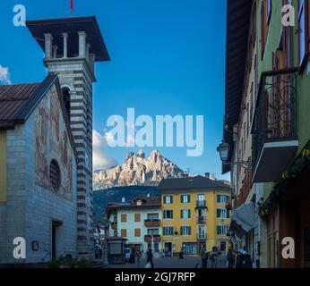 Fußgängerzone und Kirche Madonna dell Aiuto. Fiera di Primiero im Tal von Primiero in den Dolomiten des Trentino, Italien. (Nur Für Redaktionelle Zwecke) Stockfoto