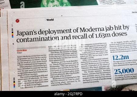 „Japans Einsatz von Moderna Jab wurde von Kontamination getroffen und an 1,63 Millionen Dosen erinnert“, titelt Artikel der Zeitung Guardian auf der Innenseite London UK Stockfoto