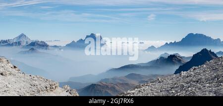 Blick in Richtung Antelao, Pelmo, Civetta von der Sella-Gruppe in den Dolomiten. Dolom ist Teil des UNESCO-Weltkulturerbes Stockfoto