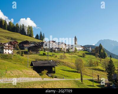 Dorf Sappada, traditionelle alpine Architektur im Tal Val Biois, Italien. Stockfoto
