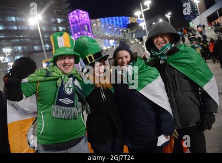 Irische Fans kommen zum Fußballspiel der FIFA-Weltmeisterschaft der Gruppe C zwischen Schweden und Irland 2014 in die Friends Arena in Stockholm, Schweden Stockfoto