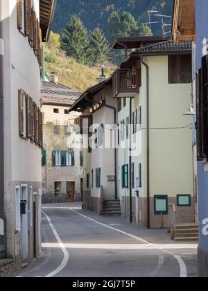 Typische alte Stadthäuser aus dem Mittelalter. Predazzo im Fleimstal, in den Dolomiten, Italien. (Nur Für Redaktionelle Zwecke) Stockfoto