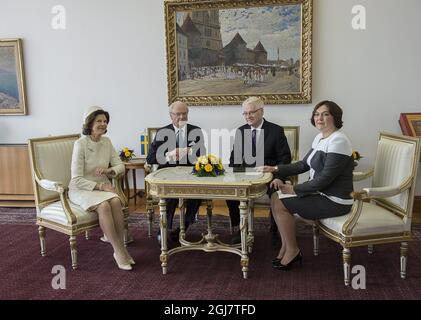 Die schwedische Königin Silvia, König Carl Gustaf, Kroatiens Präsident Ivo Josipovic und Professorin Tatyana Josipovic am 16. April 2013 im Präsidentenpalast Pantovcak in Zagreb, Kroatien. Der schwedische König und die schwedische Königin sind auf einem dreitägigen offiziellen Besuch in Kroatien. Stockfoto