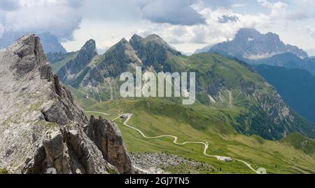 Dolomiten am Passo Giau. Blick von Nuvolau in Richtung Monte Cernera und Monte Mondeval. Die Dolomiten sind Teil des UNESCO-Weltkulturerbes, Italien. Stockfoto