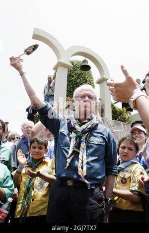 Mexikanische Pfadfinder überraschten Schwedens König Carl Gustaf mit einer frühen Geburtstagsfeier und einem speziell gebackenen Kuchen, den er aufgeschnitten und den Massen großen Prost. verkostet hat Schwedens König Carl XVI Gustaf hat am Wochenende Mexiko-Stadt mit der World Scout Foundation besucht, deren Ehrenvorsitzender er ist. Unter anderem besuchte er die Scout Group 300 im Colegio Cristobal und sah sich ihre verschiedenen Scouting-Aktivitäten an. Stockfoto