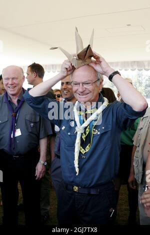 Schwedens König Carl XVI Gustaf hat am Wochenende Mexiko-Stadt mit der World Scout Foundation besucht, deren Ehrenvorsitzender er ist. Unter anderem besuchte er die Scout Group 300 im Colegio Cristobal und sah sich ihre verschiedenen Scouting-Aktivitäten an. Bei einer der Bastelaktivitäten entdeckte er, dass die Pfadfinder eine Krone aus Pappe hergestellt hatten und versuchte sie vor der großen Menschenmenge Prost. Stockfoto