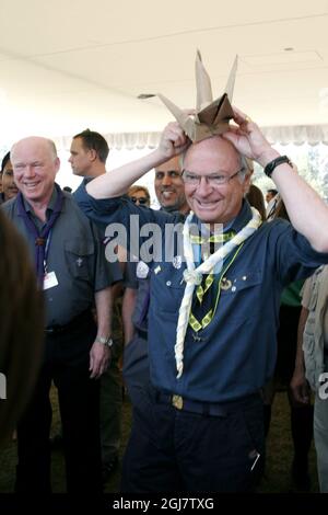 Schwedens König Carl XVI Gustaf hat am Wochenende Mexiko-Stadt mit der World Scout Foundation besucht, deren Ehrenvorsitzender er ist. Unter anderem besuchte er die Scout Group 300 im Colegio Cristobal und sah sich ihre verschiedenen Scouting-Aktivitäten an. Bei einer der Bastelaktivitäten entdeckte er, dass die Pfadfinder eine Krone aus Pappe hergestellt hatten und versuchte sie vor der großen Menschenmenge Prost. Stockfoto