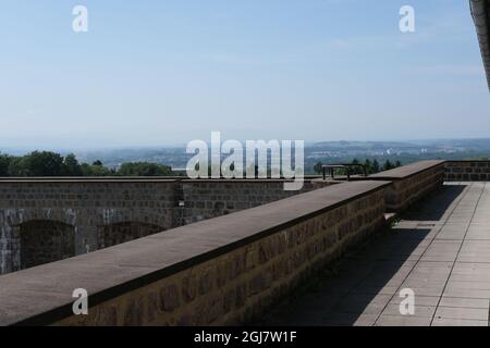 Mauthausen, Österreich - 12. August 2021: Gedenkstätte KZ Mauthausen. SS-Schutzvorrichtungen und Zufahrt zu Lastwagen. Sonniger Sommertag Stockfoto