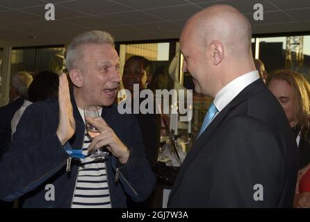 Der französische Designer Jean Paul Gaultier und der schwedische Premierminister Fredrik Reinfeldt sprachen während der Ankunftsfeier vor dem Finale des Eurovision Song Contest 2013 in der Malmo Arena Hall in Malmo, Schweden, am 18. Mai 2013. Stockfoto