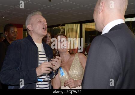 Der französische Designer Jean Paul Gaultier, die Journalistin Alexandra Pascalidou und der schwedische Premierminister Fredrik Reinfeldt sprachen während der Ankunftsfeier vor dem Finale des Eurovision Song Contest 2013 in der Malmo Arena Hall in Malmo, Schweden, am 18. Mai 2013. Stockfoto