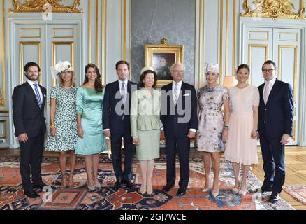 L-R: Prinz Carl Philip, Tatyana D'Abo, Prinzessin Madeleine, Chris O'Neill, Königin Silvia, König Carl Gustaf, Eva O'Neill, Kronprinzessin Victoria und Prinz Daniel posieren für ein falsches Foto während des Empfangs im Königlichen Palast nach den Banns des Hochzeitsdienstes in der Königlichen Kapelle in Stockholm, Schweden, am 19. Mai 2013. Prinzessin Madeleine und Chris O'Neill heiraten am 8. Juni. Stockfoto