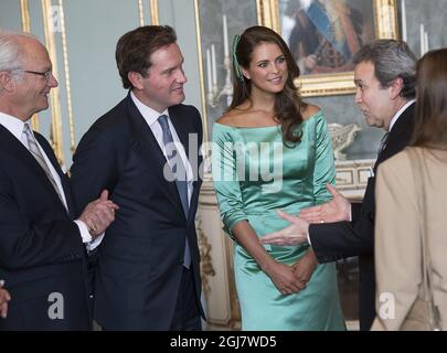 König Carl Gustaf (L) beobachtet El Salvador Botschafter Martin Rivera Gomez gratuliert Prinzessin Madeleine und Christopher O'Neill während des Empfangs im Königlichen Palast nach den Banns des Hochzeitsdienstes in der Königlichen Kapelle in Stockholm, Schweden, am 19. Mai 2013. Prinzessin Madeleine und Chris O'Neill heiraten am 8. Juni. Stockfoto