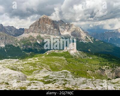 Gipfel von Tofane und die Cinque Torri (Vordergrund) in den Dolomiten von Cortina d'Ampezzo. Tofane sind Teil des UNESCO-Weltkulturerbes Dolomit Stockfoto