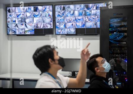 (210909) -- KUALA LUMPUR, 9. September 2021 (Xinhua) -- Techniker arbeiten während eines Testlaufs des „Füll- und Fertigstellungsverfahrens“ für CanSino-Impfstoff in der Solution Biologics-Fabrik in Kuala Lumpur, Malaysia, 8. September 2021. Das chinesische Unternehmen CanSino Biologics hat Malaysia dabei unterstützt, einen weiteren Meilenstein in der Impfstoffherstellung zu erreichen, indem es diesmal Technologie zur lokalen „Befüllung und Fertigstellung“ des COVID-19-Impfstoffs auf Basis der Adenovirus-Plattform transferierte. Mohd Nazlee Kamal, stellvertretender Geschäftsführer der malaysischen Pharmagesellschaft Solution Biologics, sagte gegenüber Xinhua zu dieser engen und freundlichen Zusammenarbeit Stockfoto