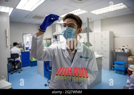 (210909) -- KUALA LUMPUR, 9. September 2021 (Xinhua) -- Ein Techniker arbeitet während eines Testlaufs des „Füll- und Fertigstellungsverfahrens“ für CanSino-Impfstoff in der Solution Biologics-Fabrik in Kuala Lumpur, Malaysia, 8. September 2021. Das chinesische Unternehmen CanSino Biologics hat Malaysia dabei unterstützt, einen weiteren Meilenstein in der Impfstoffherstellung zu erreichen, indem es diesmal Technologie zur lokalen „Befüllung und Fertigstellung“ des COVID-19-Impfstoffs auf Basis der Adenovirus-Plattform transferierte. Mohd Nazlee Kamal, stellvertretender Geschäftsführer der malaysischen Pharmagesellschaft Solution Biologics, sagte gegenüber Xinhua zu dieser engen und freundlichen Zusammenarbeit Stockfoto