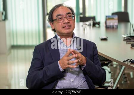 (210909) -- KUALA LUMPUR, 9. September 2021 (Xinhua) -- Mohd Nazlee Kamal, stellvertretender Geschäftsführer der malaysischen Pharmagesellschaft Solution Biologics, spricht während eines Interviews mit Xinhua in der Solution Biologics-Fabrik in Kuala Lumpur, Malaysia, 8. September 2021. Das chinesische Unternehmen CanSino Biologics hat Malaysia dabei unterstützt, einen weiteren Meilenstein in der Impfstoffherstellung zu erreichen, indem es diesmal Technologie zur lokalen „Befüllung und Fertigstellung“ des COVID-19-Impfstoffs auf Basis der Adenovirus-Plattform transferierte. Malaysisches Pharmaunternehmen Solution Biologics Stellvertretender Geschäftsführer der Gruppe Mohd Nazlee kam Stockfoto