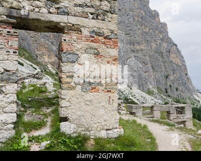 Ruine eines Krankenhauses aus dem Ersten Weltkrieg in der Nähe des Passo Falzarego unter dem Berg Lagazuoi. Italien. (Nur Für Redaktionelle Zwecke) Stockfoto