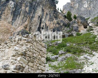 Ruine eines Krankenhauses aus dem Ersten Weltkrieg in der Nähe des Passo Falzarego unter dem Berg Lagazuoi. Italien. (Nur Für Redaktionelle Zwecke) Stockfoto