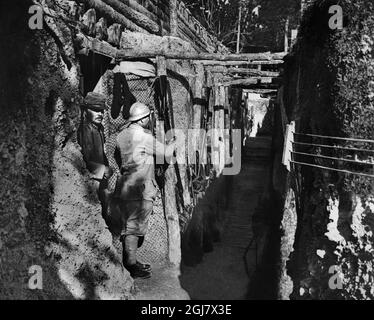 DATEI 1914-1918. Bild aus dem Ersten Weltkrieg. Soldat in einem französischen Graben. Stockfoto