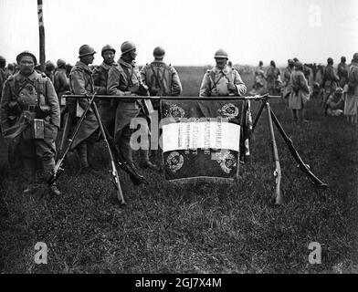 DATEI 1914-1918. Bild aus dem Ersten Weltkrieg. Französische Soldaten mit dem republikanischen Standar. Stockfoto