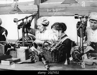 DATEI 1914-1918. Bild aus dem Ersten Weltkrieg. Frauen in einer deutschen Flugzeugfabrik. Stockfoto