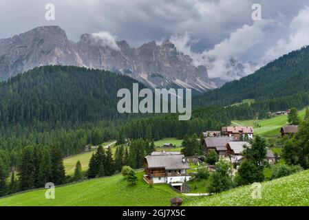 Traditionelle Bauernhöfe in den Bergdörfchen Viles bei Mischi und Seres, Campill, Gadertal, Dolomiten. Italien, Südtirol, Südtirol. (Editoria Stockfoto