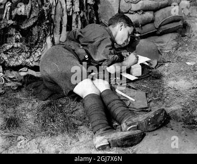 DATEI 1914-1918. Bild aus dem Ersten Weltkrieg. Britischer Soldat schreibt einen Brief. Stockfoto