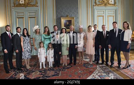 Victor Magnusson, Prinz Carl Philip, Sofia Hellqvist, Tatyana D'Abo, Prinzessin Madeleine, Chris O'Neill, Königin Silvia, König Carl Gustaf, Eva O'Neill, Kronprinzessin Victoria, Prinz Daniel, Tord Magnusson, Patrick Sommerlath und Maline Sommerlath posieren für ein Familienfoto während des Empfangs im Königlichen Palast nach den Banns des Hochzeitsdienstes in der Königlichen Kapelle in Stockholm, Schweden. Prinzessin Madeleine und Chris O'Neill heiraten am 8. Juni. Stockfoto