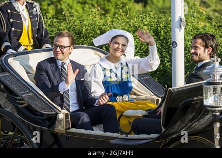 Prinz Daniel, Königin Silvia und Prinz Carl Philip während der traditionellen Nationalfeiertage in Skansen in Stockholm, am 6. Juni 2013. Stockfoto