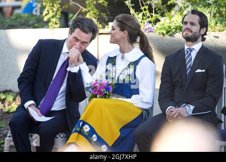 Christopher O´Neill, Prinzessin Madeleine und Prinz Carl Philip während der traditionellen Nationalfeiertage in Skansen in Stockholm, am 6. Juni 2013. Stockfoto