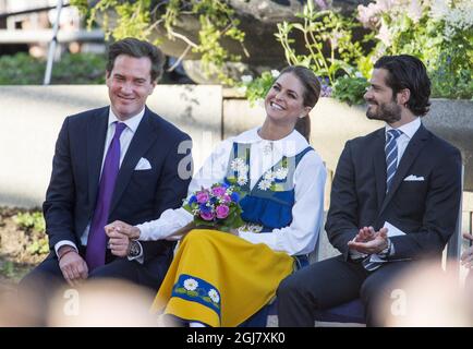 Christopher O´Neill, Prinzessin Madeleine und Prinz Carl Philip während der traditionellen Nationalfeiertage in Skansen in Stockholm, am 6. Juni 2013. Stockfoto