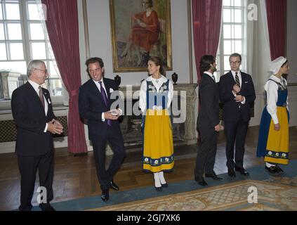 Von links grüßen Thord Magnusson, Christopher O'Neill, Prinzessin Madeleine, Prinz Carl Philip, Prinz Daniel und Kronprinzessin Victoria am Donnerstagabend, dem 06. Juni 2013, beim Empfang zum Schwedischen Nationalfeiertag im Königlichen Palast in Stockholm die Gestus. Stockfoto