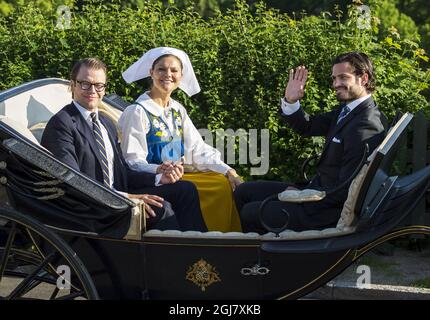 Prinz Daniel, Königin Silvia und Prinz Carl Philip während der traditionellen Nationalfeiertage in Skansen in Stockholm, am 6. Juni 2013. Stockfoto