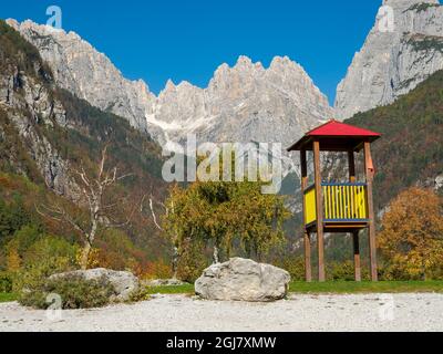 Molveno am Lago di Molveno in den Brenta-Dolomiten, Teil des UNESCO-Weltkulturerbes Dolomiten. Stockfoto