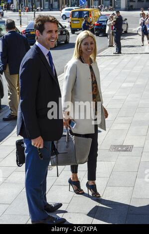 STOCKHOLM 2013-06-07 Kronprinz Pavlos und Kronprinzessin Marie-Chantal von Griechenland kommen am Freitag, den 7. Juni 2013, im Grand Hotel in Stockholm an. Heute Abend werden sie an einem privaten Abendessen im Grand HÃ´tel im Zusammenhang mit den Hochzeitsfeiern von Prinzessin Madeleine von Schweden und Herrn Christopher OÂ’Neill teilnehmen. Foto: Bertil Enevag Ericson / SCANPIX / kod 10000 Stockfoto