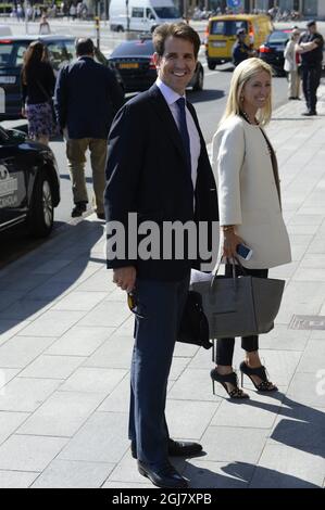STOCKHOLM 2013-06-07 Kronprinz Pavlos und Kronprinzessin Marie-Chantal von Griechenland kommen am Freitag, den 7. Juni 2013, im Grand Hotel in Stockholm an. Heute Abend werden sie an einem privaten Abendessen im Grand HÃ´tel im Zusammenhang mit den Hochzeitsfeiern von Prinzessin Madeleine von Schweden und Herrn Christopher OÂ’Neill teilnehmen. Foto: Bertil Enevag Ericson / SCANPIX / kod 10000 Stockfoto