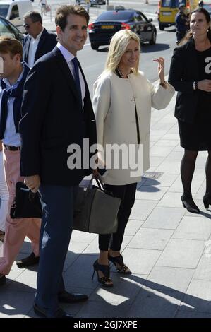 STOCKHOLM 2013-06-07 Kronprinz Pavlos und Kronprinzessin Marie-Chantal von Griechenland kommen am Freitag, den 7. Juni 2013, im Grand Hotel in Stockholm an. Heute Abend werden sie an einem privaten Abendessen im Grand HÃ´tel im Zusammenhang mit den Hochzeitsfeiern von Prinzessin Madeleine von Schweden und Herrn Christopher OÂ’Neill teilnehmen. Foto: Bertil Enevag Ericson / SCANPIX / kod 10000 Stockfoto
