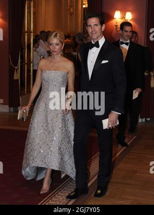 STOCKHOLM 2013-06-07 Kronprinz Pavlos und Kronprinzessin Marie-Chantal von Griechenland kommen am Freitag, den 7. Juni 2013, zu einem privaten Abendessen im Grand HÃ´tel in Stockholm im Zusammenhang mit den Hochzeitsfeiern von Prinzessin Madeleine von Schweden und Christopher OÂ’Neill an. Foto: Erik Martensson / SCANPIX / kod 10400 Stockfoto