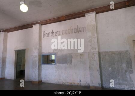 Dachau, Deutschland - 11. August 2021:KZ-Gedenkstätte. Im Hauptgebäude. Gefangene übernachten im Lager. Rauchen verboten Stockfoto