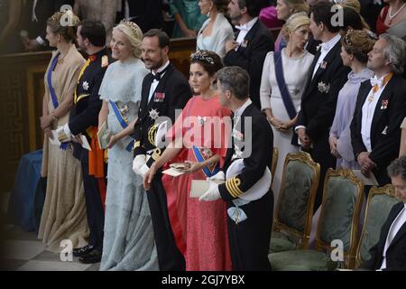 STOCKHOLM 20130608 Königliche Gäste von links Prinzessin Takamado von Japan, Guillaume, Erbgroßherzog von Luxemburg, Stephanie, Erbgroßherzogin von Luxemburg, Prinzessin Mette Marit und Kronprinz Haakon von Norwegen, Kronprinzessin Mary und Kronprinz Frederik von Dänemark warten auf die Hochzeitszeremonie zwischen Prinzessin Madeleine von Schweden und Herrn Christopher OÂ’Neill, die am Samstag, den 8. Juni 2013 in der Königlichen Kapelle im Königlichen Palast von Stockholm stattfand. Foto: Jessica Gow / SCANPIX / kod 10070 Stockfoto