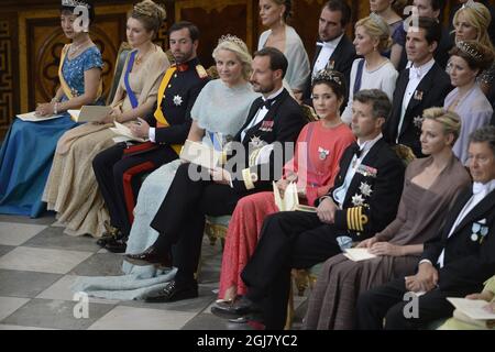 STOCKHOLM 20130608 Königliche Gäste von links Prinzessin Takamado von Japan, Guillaume, Erbgroßherzog von Luxemburg, Stephanie, Erbgroßherzogin von Luxemburg, Prinzessin Mette Marit und Kronprinz Haakon von Norwegen, Kronprinzessin Mary und Kronprinz Frederik von Dänemark und Prinzessin Charlene von Monaco sitzen zur Hochzeitszeremonie zwischen Prinzessin Madeleine von Schweden und Herrn Christopher OÂ’Neill am Samstag, dem 8. Juni 2013, in der Königlichen Kapelle im Königlichen Palast von Stockholm. Foto: Jessica Gow / SCANPIX / kod 10070 Stockfoto